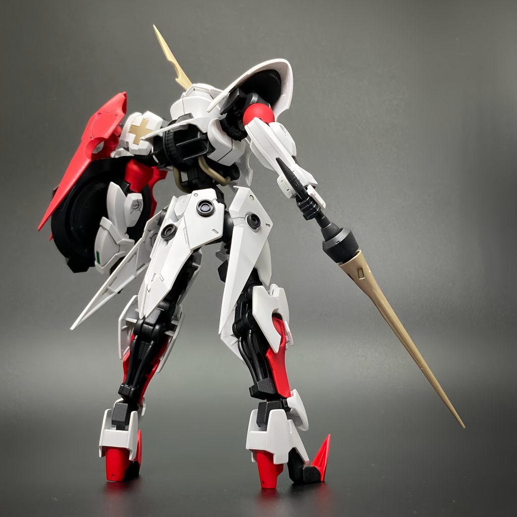 腰のバーニアはコトブキヤのアフターパーツに置き換えています。ただ元のデザインの方がよかったかな〜とも思ってしまうので反省ポイントです。