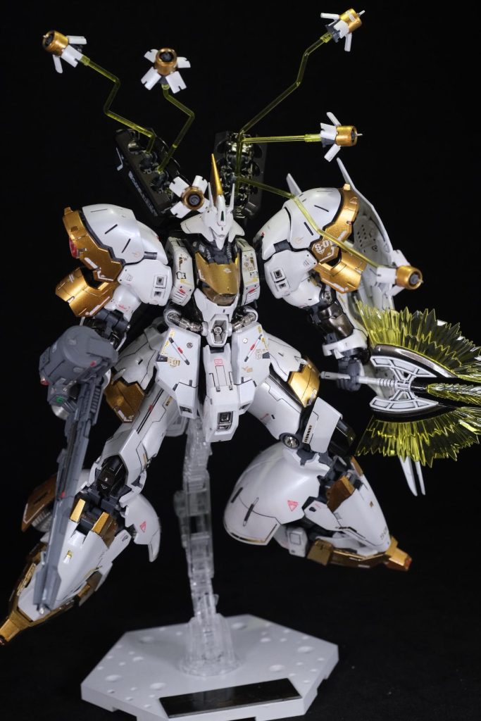 ファンネル射出エフェクト自作しました。かなり手こずったけど、ファンネルのフレームパーツを追加購入して、それを切って穴開けてプラ棒を挿したものをコンテナにはめる形で作りました。