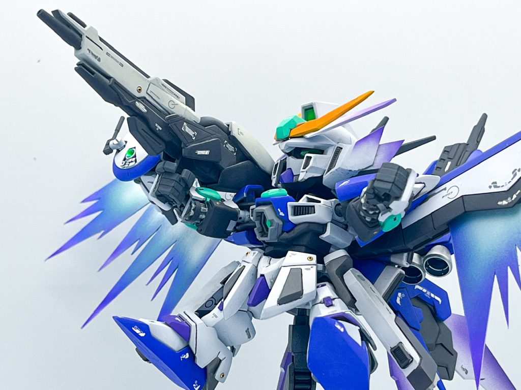 ▲バスターライフル長距離砲撃仕様の大型ビームライフル。レドームによる優れた索敵・照準性能に大火力を併せ持つ。ガンダムWのデータが使われている。『任務了解…』