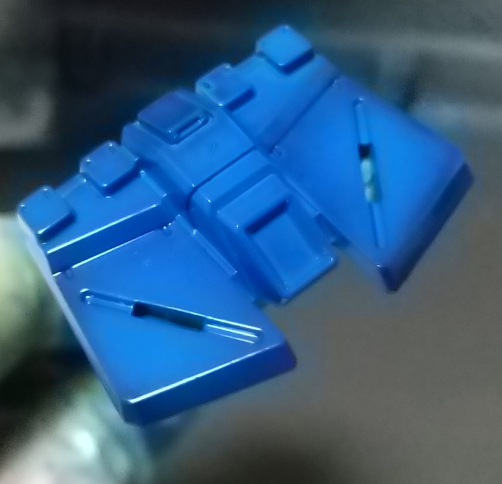 下地は青で塗装します。濃い所は赤を先に塗ってます。