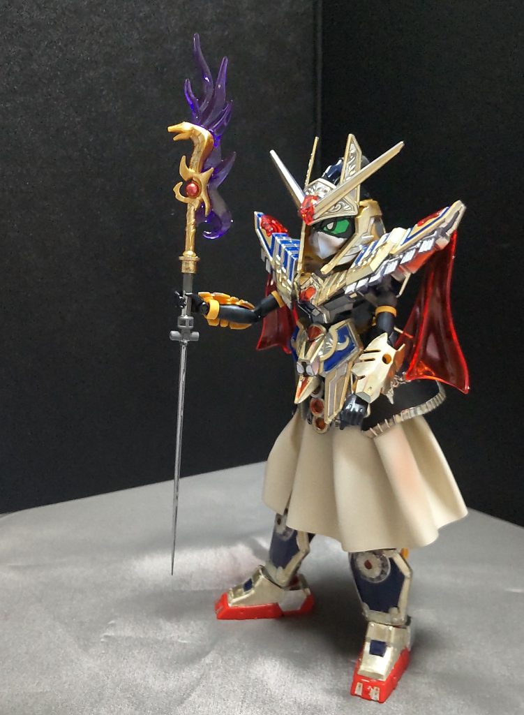 ○グレイセス・クリスナーガカエサリオンの手持ち武器で、母の魔力と父の剣術の両方を行使出来るようにと一体型にした特殊剣。