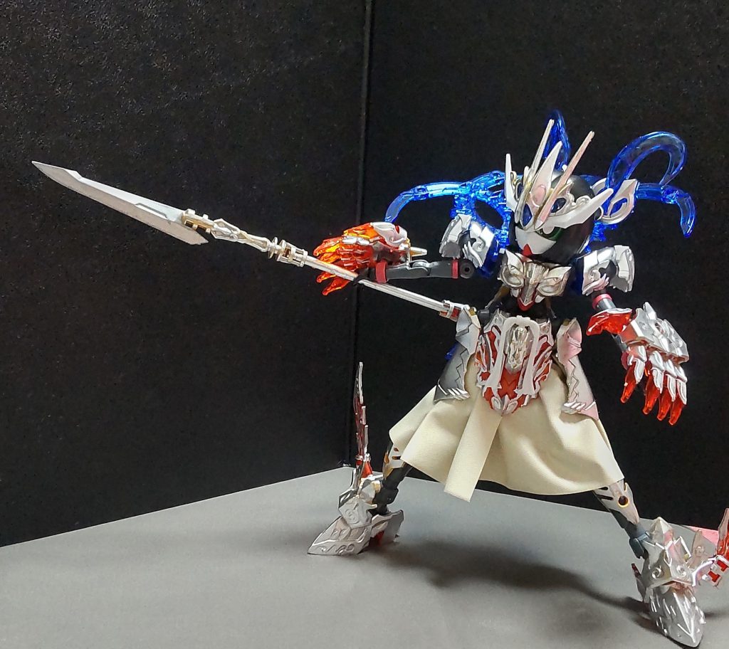 この武器は悟空インパルスの如意棒にコトブキヤウェポンシリーズのトライデントの刃先の一部をミックスしたもにになってます。