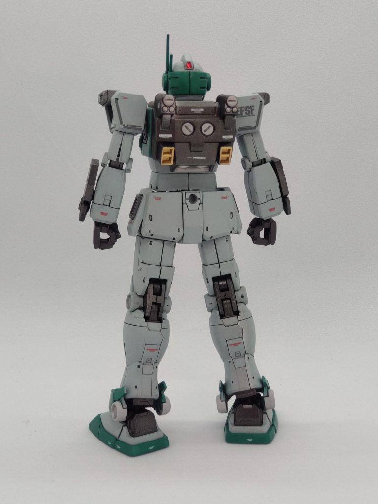 機体背面です。カラーリングはスレッガージムの説明書記載のカラーレシピを参考にしました