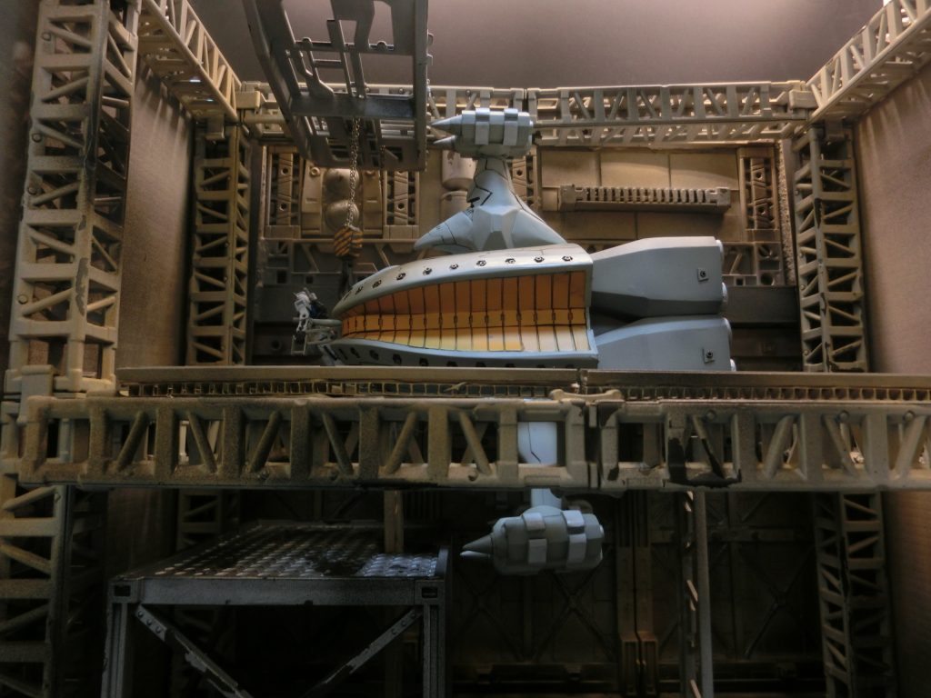 格納庫は１００円ショップのトラスなどの部品を購入して自作しています。