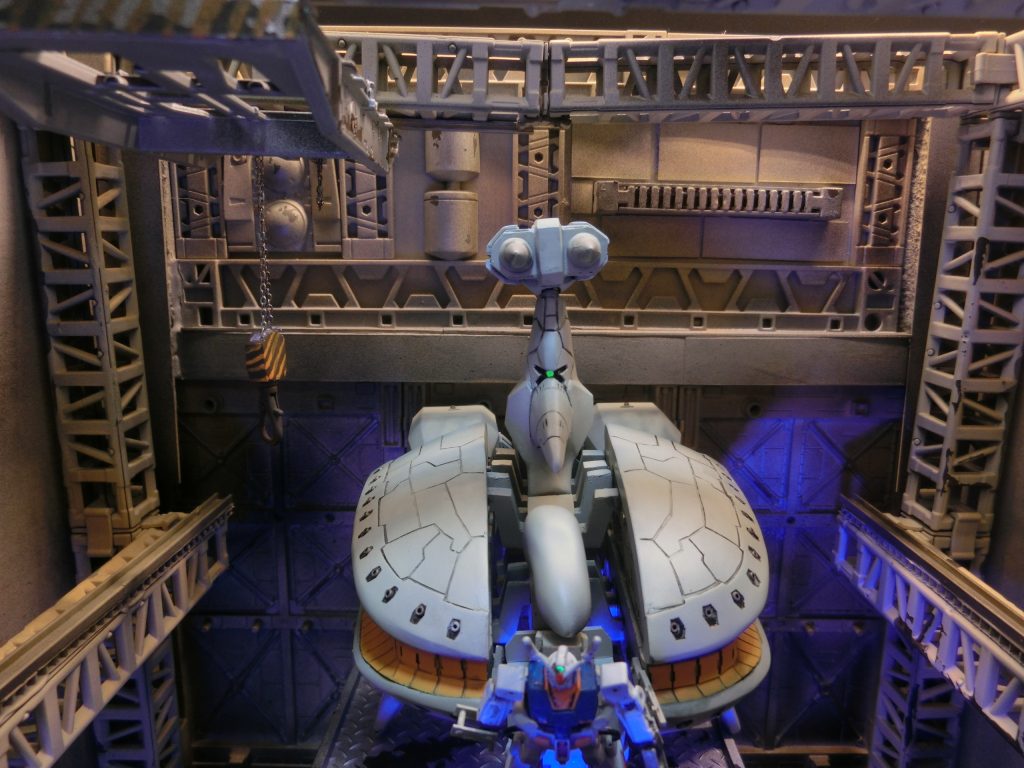 ブルーライトをあてるとブラウ・ブロのモノアイが発光します。