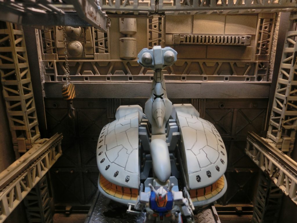 天井クレーンはこれも１００円ショップのトレーラー荷台を切断して製作しています。