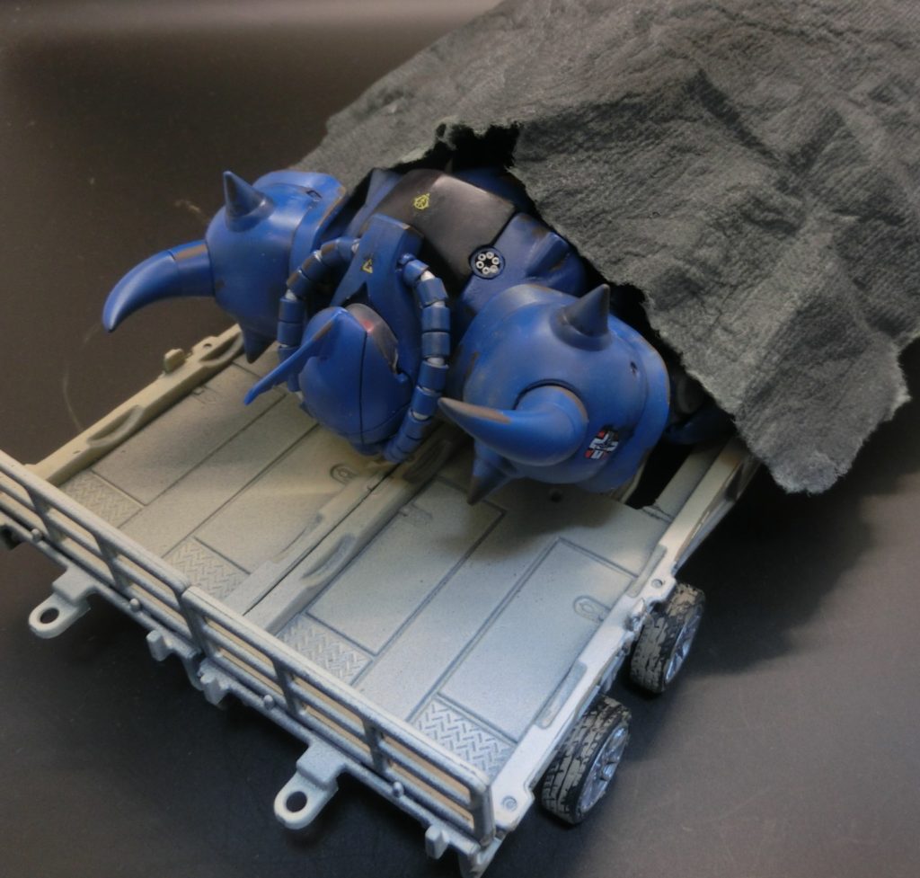 トレーラーは１００均の貨物列車を２つ並べて、１００均の車のタイヤを装着。