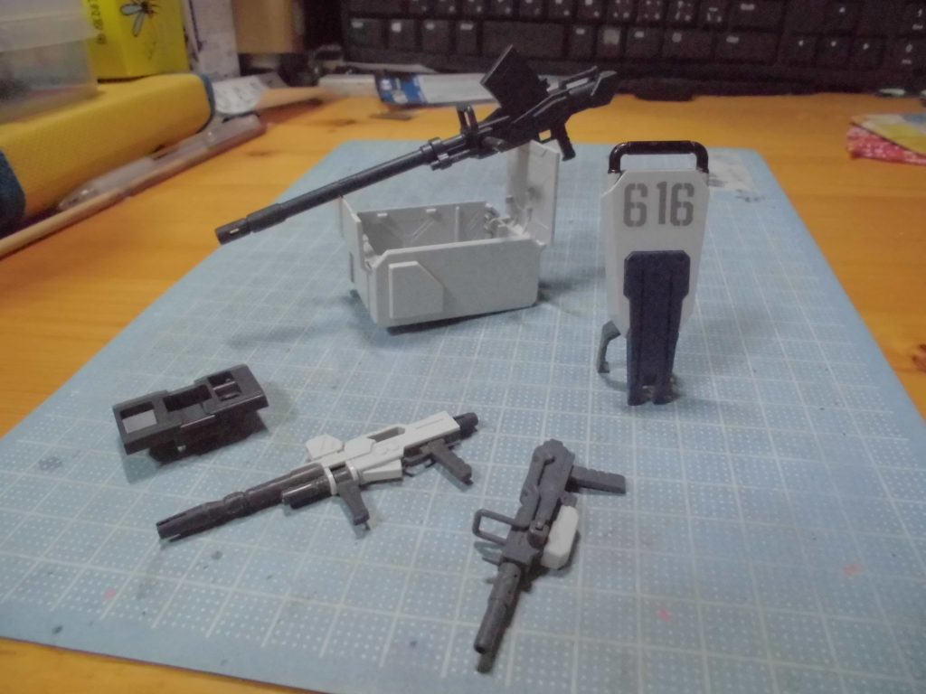 付属品：ウェポンコンテナラック、180ｍｍキャノン、180ｍｍキャノン用収納パーツ、100ｍｍマシンガン、ビーム・ライフル、シールド（ショート・シールド）、ビーム・サーベル×2（写真にはありませんが）