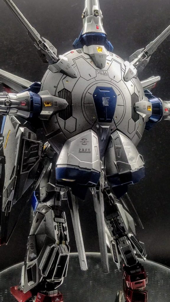 モールドとアレンジがビッシリですね!どこから見てもかっこいい!さすがMG!フリーダムVer2.0同様賛否両論ありそうですが笑自立しますがドラグーンが重く不安定です。台座が付属するのでおとなしく台座を使うことにしました笑