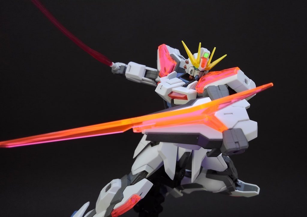 額のセンサーにメインカメラと同じランナーのタグを切って貼っています。違和感なく光って馴染んでいるんじゃないでしょうか(少し厚みがありますが)