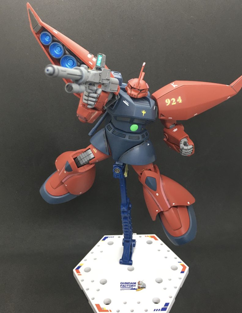 合わせ目処理を行ったのは肩関節、余剰の肩アーマー、武器類のみです。太もも側面やふくらはぎのフレア部分は段落ち化して対応。 ビスを増し締めして動かしたらぱっきり逝ったのでマスキングテープで応急修理して撮影...アクションベース1、2でしか角ピンに対応していないです。