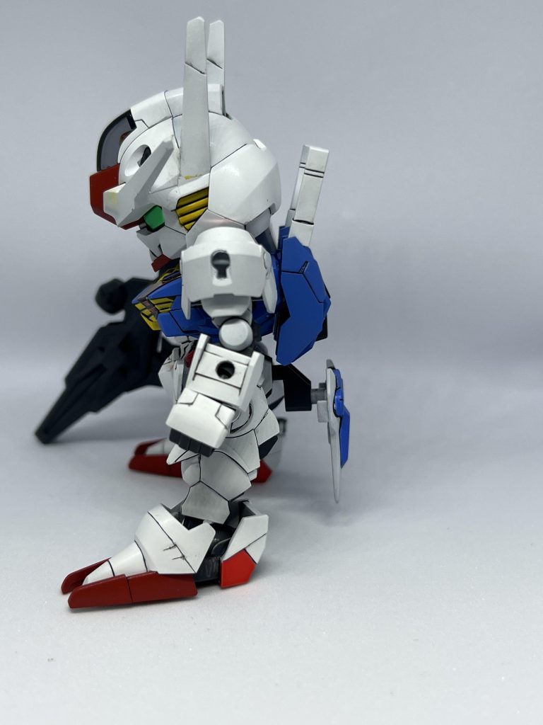 HGのエスカッシャンを装備するために各部を加工。肩は穴を拡張。腕には3ミリ穴を追加。腰には干渉を避けるためのジョイントパーツを作成。