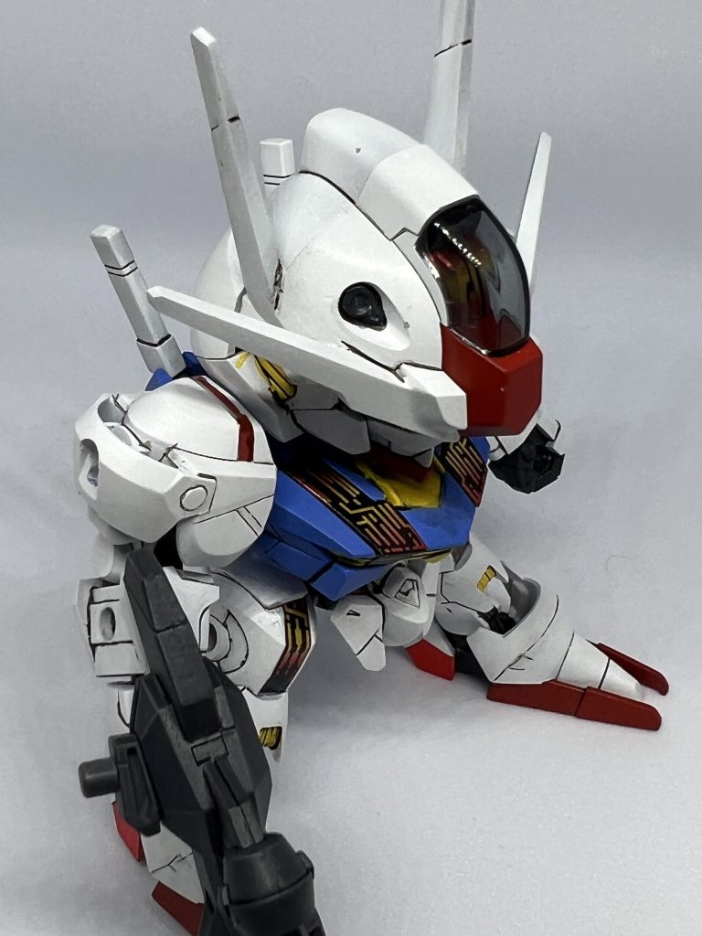 アンテナと頭部の間を削り込み。肩の穴をパテで埋め。腰とフロントスカートの間を削り込み。