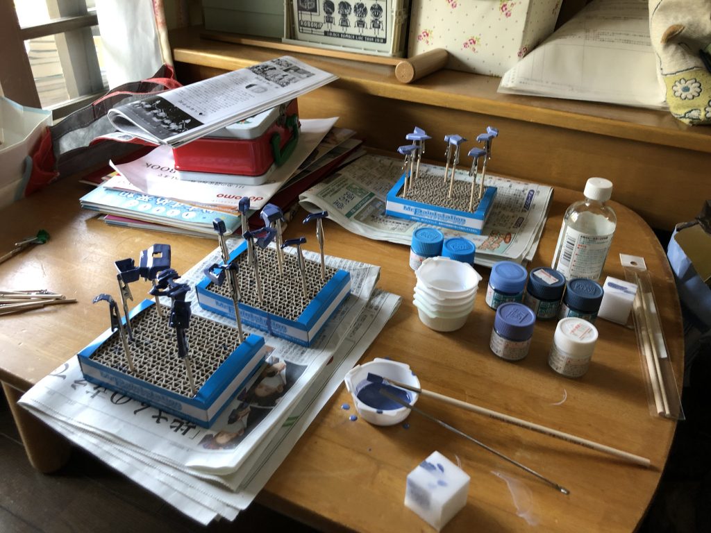 肝心の青色は水性ホビーカラーのすみれ色を使用。ガイアノーツのラベンダーも近いかなと思いましたが‥それはHGのディバイダーに使いました。それについてはまた今度。