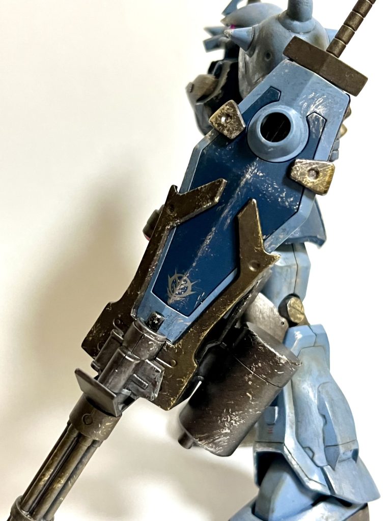 色がとっ散らかりそうだったのでジオンのデカールは灰色。オレンジのクリアパーツも灰色に塗り直したので全体的にかなり地味な感じ。足元に赤のデカールを貼ったのですが全然目立ってませんね。もう少し貼っても良かったかも。