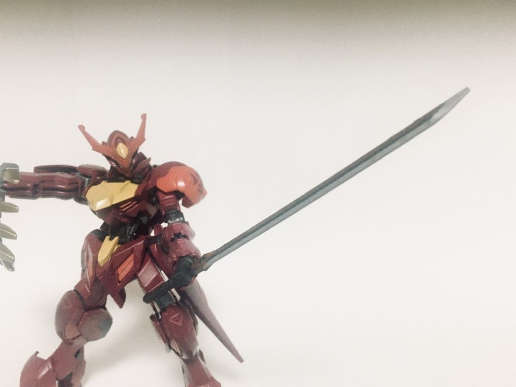 太刀「イロハモミジ」。バルバトスの改修前から引き継がれた武装。刀から放出する熱で鋭い切れ味を誇る。右腕のディスタントクラッシャーが苦手とするゼロ距離戦を想定した装備。