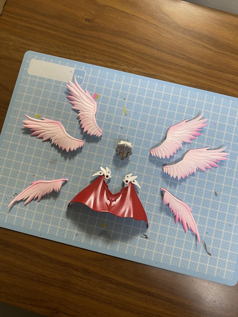 羽6枚、どうつけようかと… とにかく迷いました笑笑マント欲しさにナイトストライクガンダムに手を出したのが本当に良かった😊