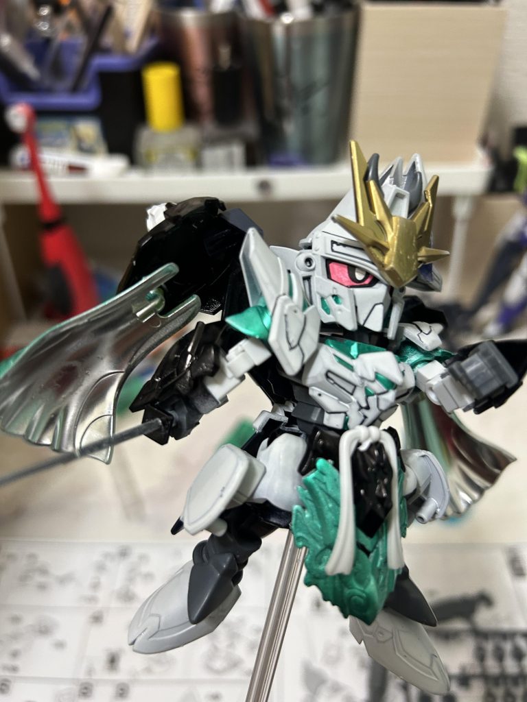 刀を構えるシーン、射撃兵装をパージして、接近して戦う感じにもできます。