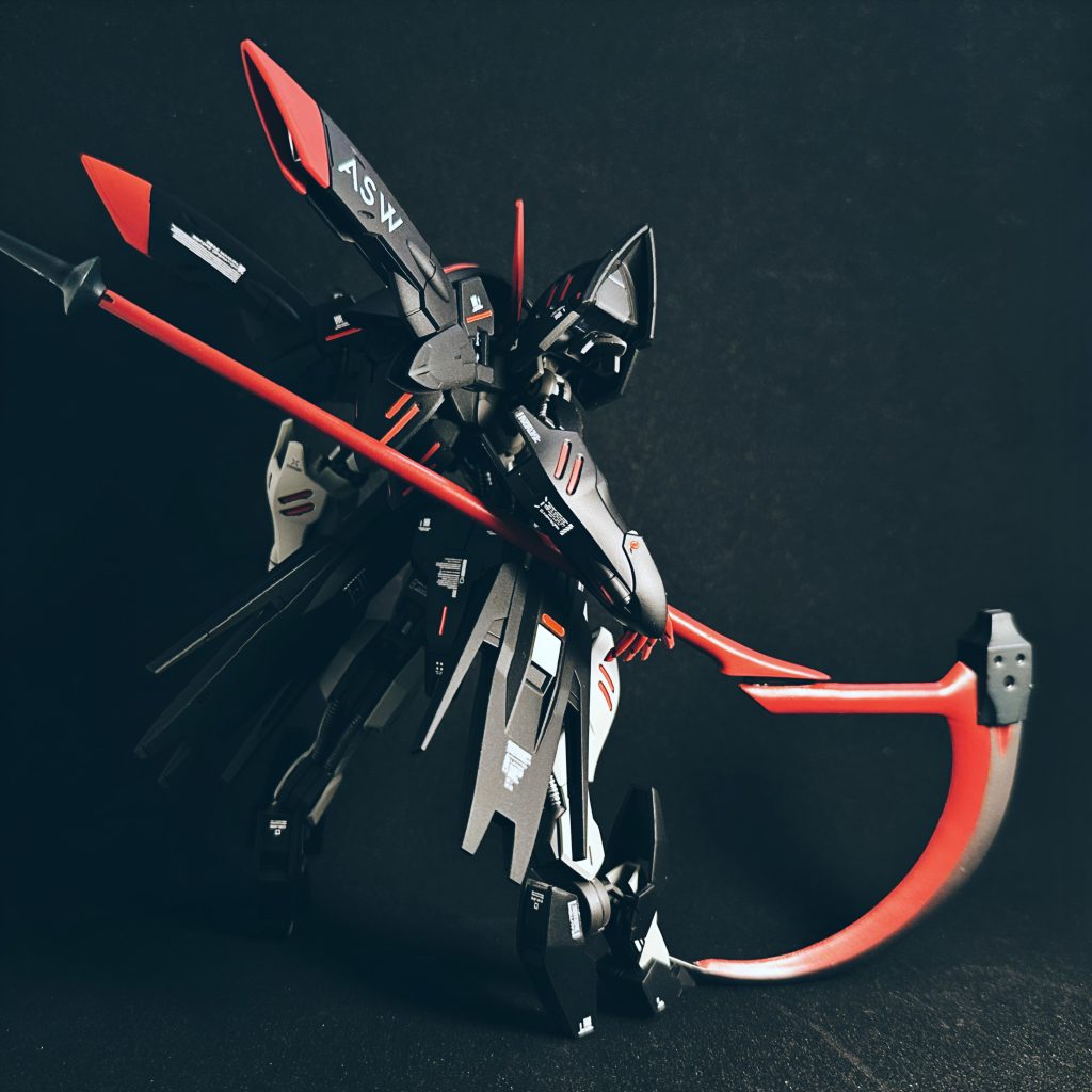 テスタメントの衣装に寄せて腰部をスカート状のヴィダールのものに交換し、左右の腕/手首/手甲パーツのカラーを白黒反転させて塗り分けましたちょっと分かりにくいですが、マットブラック/ガルグレー/MSレッドで全塗装しています大鎌はエヴァンゲリオンMark.09のフィギュアから拝借 少し大きいですが写真映えはバッチリかなと思います☺️