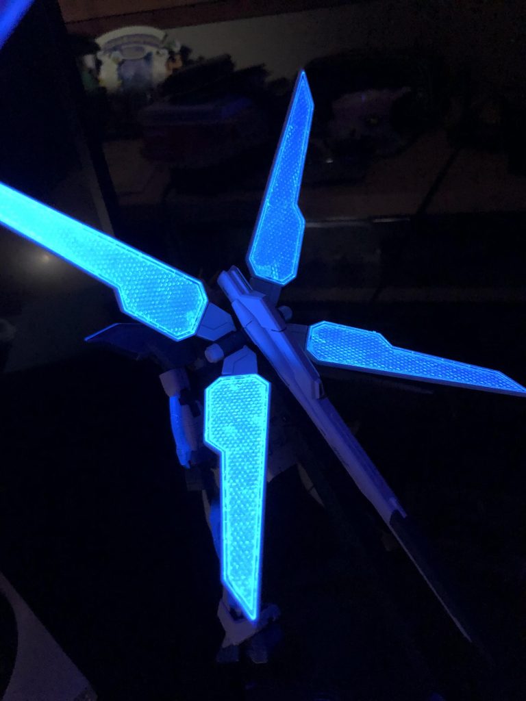 背面リフレクターも蛍光塗料を塗り塗り。割といい感じに光ってくれて満足。