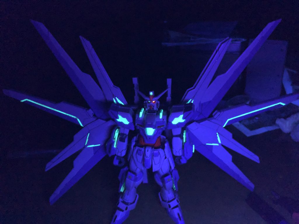 暗くしてブラックライトを当ててみる。クリアパーツ部分もそうですがシール部分がかなり上手くいった感じがしてホクホクしてました。ブルーグリーンにしたのは正解だったなぁと。