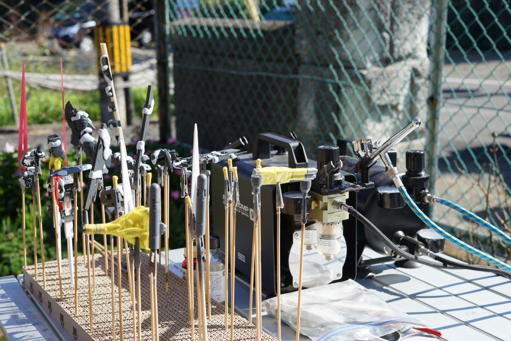 迷彩塗装はブルタックというネリケシみたいなヤツを利用しました。意外と上手く塗装出来たと思います。野外塗装してますがやっと良い季節になりました。