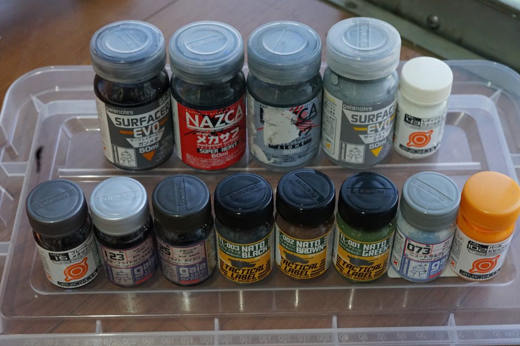 今回の塗装に利用した塗料。これ以外ではエナメルのグレー、金、銀、蛍光グリーン、蛍光レッドとかを利用しました。ご覧頂きありがとうございます。次はゲルググ行こうと思います。
