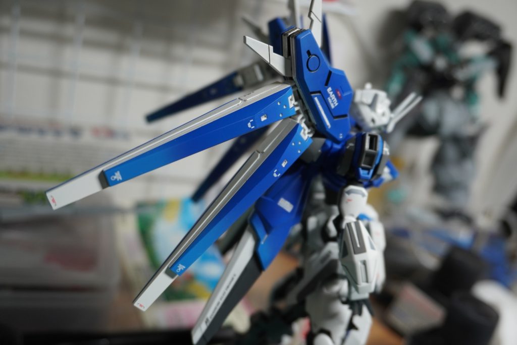 トップコート前　デカール途中ブルー部分をグラデーション吹いています。接続も自然ですね。（見えない部分はかなり手を抜いてます）●使用塗料本体（白）：ガイヤカラー　ニュートラルクレーⅠ本体（グレー）：ガイヤカラー　ニュートラルクレーⅢ本体（青）：キャラクターブルー（グラデは若干白を足してます）間接：メカサフ スーパーヘヴィ武装類：メカサフ スーパーヘヴィ　　　　部分的にスターブライトアイアントップコート：Mr.カラー　スーパースムースクリア（つや消し）