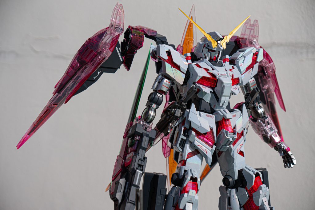 ホワイトに偏光塗料を塗って微妙な雰囲気があります。