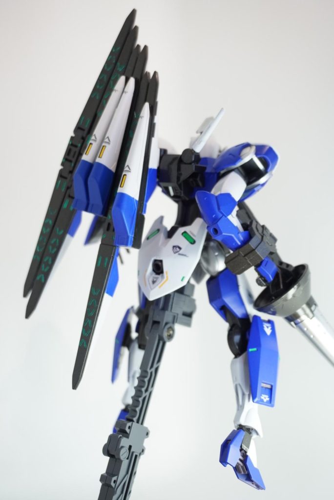 右腕はミカエリスの既存の腕に、あまりパーツを青塗装して被せ、手首から先はビルダーパーツのジョイントを使用しました。若干腕が長くなりましたが、ランス支持の相性が良くガード部分で分からなくなったのでそのままに。