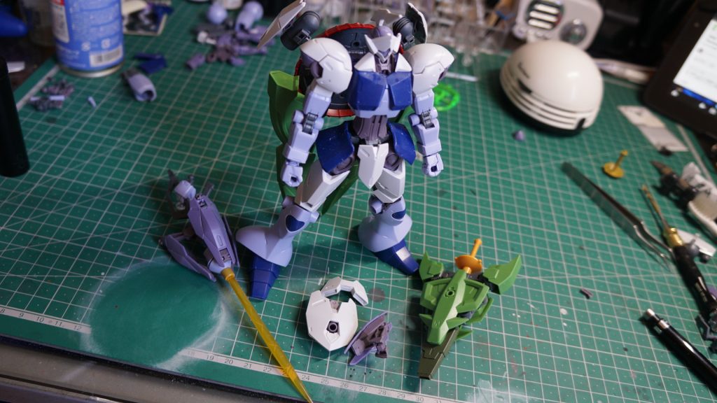 改造用のキットとは別に～ブースターとか～ウェポンとかは一つだけ使っていいので、今回はジオニックソードを使いました。いつか使いたかったんですよね。