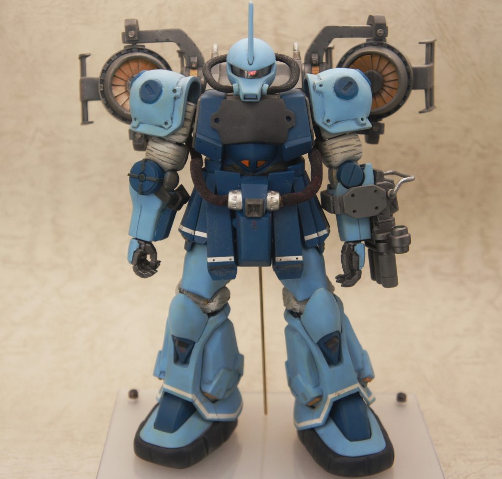 バックパックが重く、自立が難しいため真鍮線で支えています。