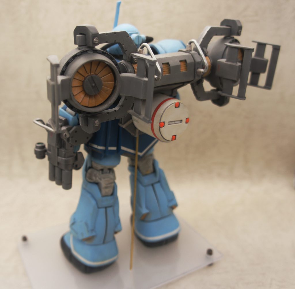 特徴的なバックパックは設定イラストや漫画を元にプラバンでフルスクラッチいたしました。羽などは枚数も多く、均等に切り出すのも難しく苦労しました。