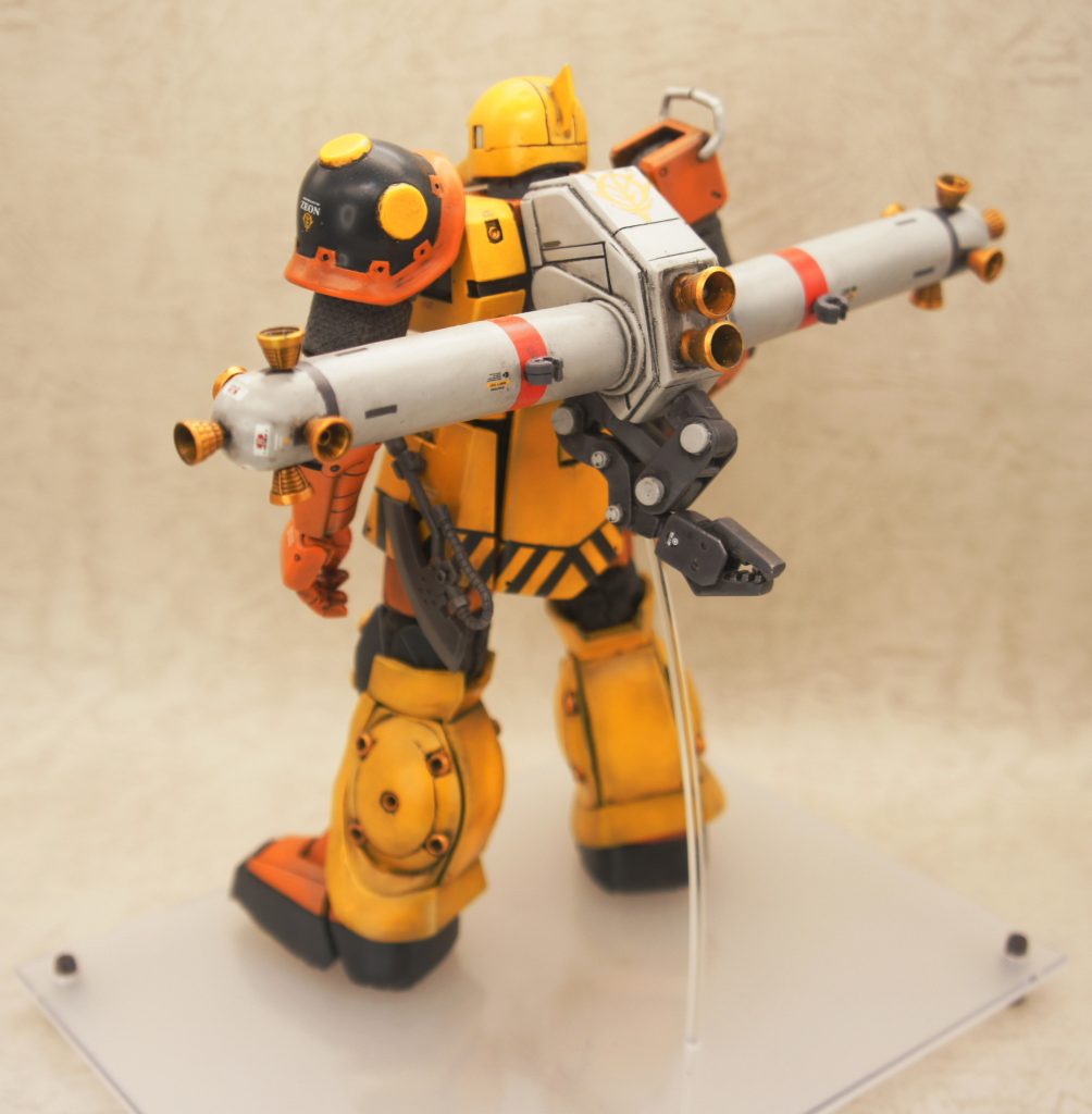 バックパックもフルスクラッチ。重くなってしまうためプラ棒で支えています。