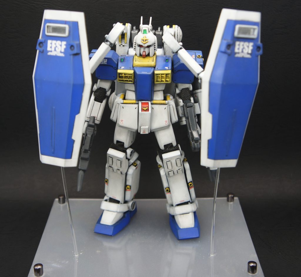 サンダーボルトで特徴的なダブルシールドも再現可能ですが保持力がないためプラ棒で支えています。