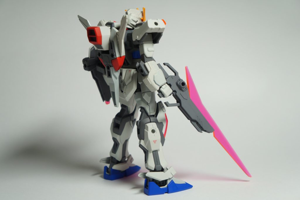 白色をニュートラルグレーⅠとニュートラルグレーⅡを半々で調合し塗装することでトリコロールの赤色、黄色、青色がメリハリの付くような配色となっている。