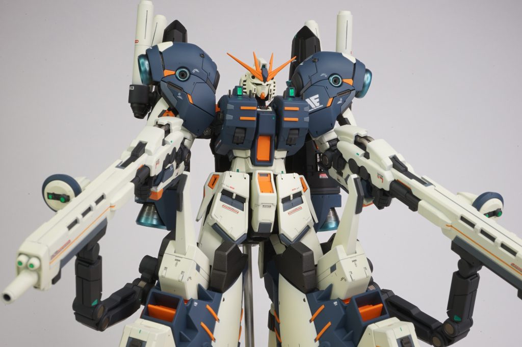 　1/100のガーベラ・テトラの肩アーマーを使用しています。肩に大型のブースターがあることで左右への動きが強力になった感を出しました。