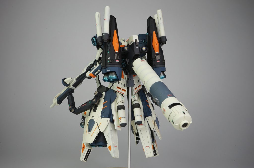 　背部には大型ブースターユニット二基、大型のプロペラントタンクを装着し、長距離移動し一機のみでの一撃離脱の戦法も意識しています。また、ブースターユニットに各二基ずつのビームカノンを装備し、ライフルの攻撃範囲の死角へのカバーをしています。