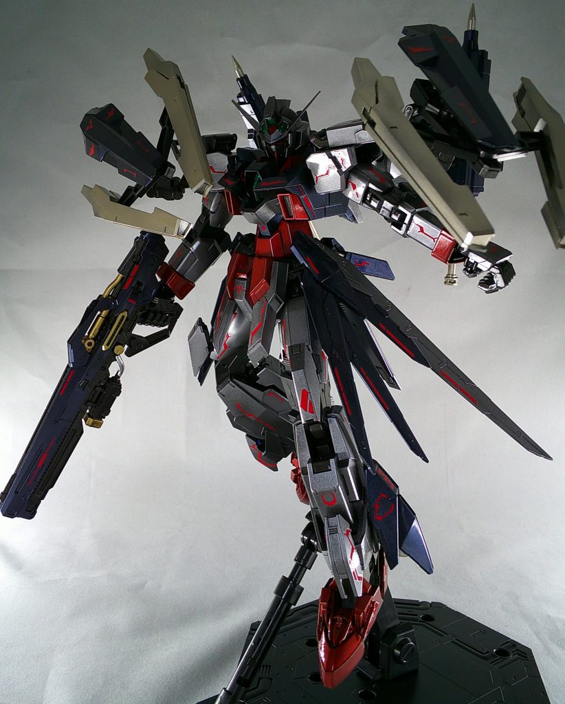 肩武装アームとなり相手を掴み身動きを封じます。
