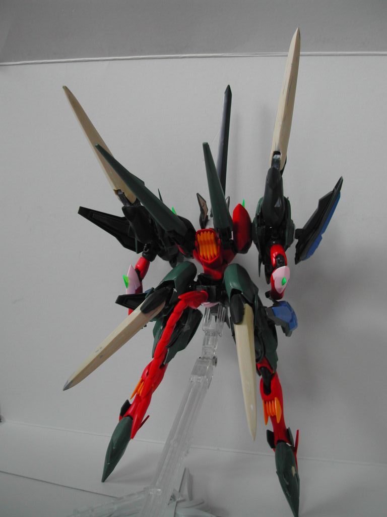 製作過程背中。放射状の4本の突起は、HGダナジンののしっぽを複製したのですが、なんとレジンではなく、パテ。紙粘土で型を取り、パテを詰め込んで張り合わせるという、我ながらなんとも豪快な手法で作られました。