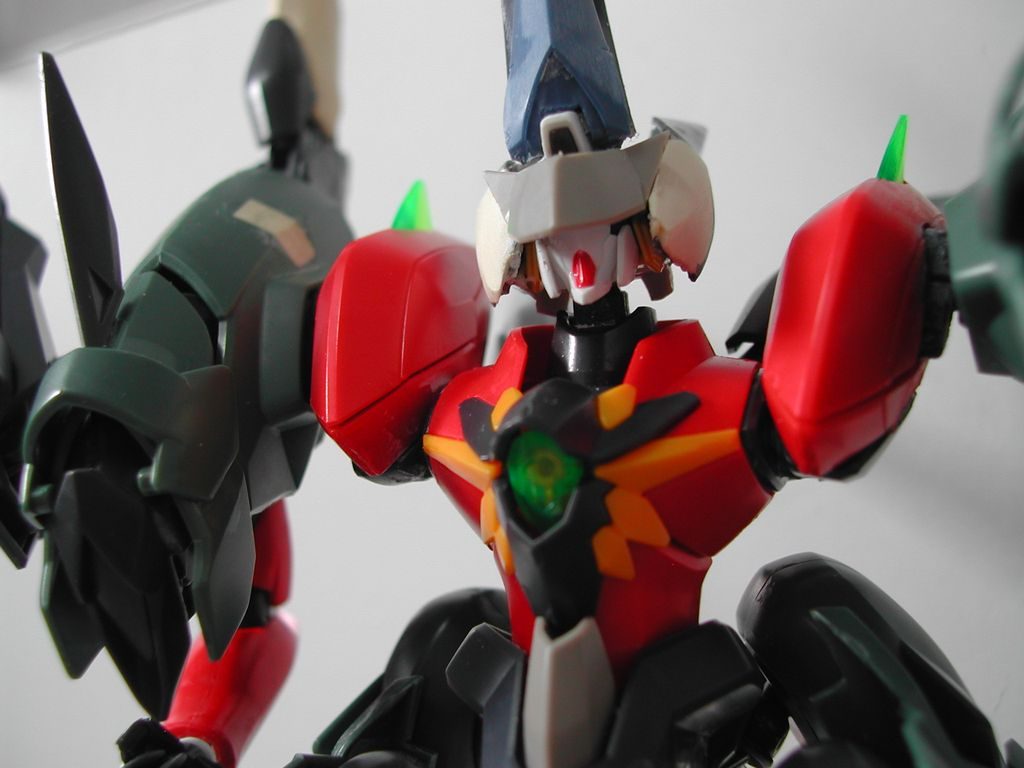 初期案ではバイザーがありましたが、目が見えないのでボツに。