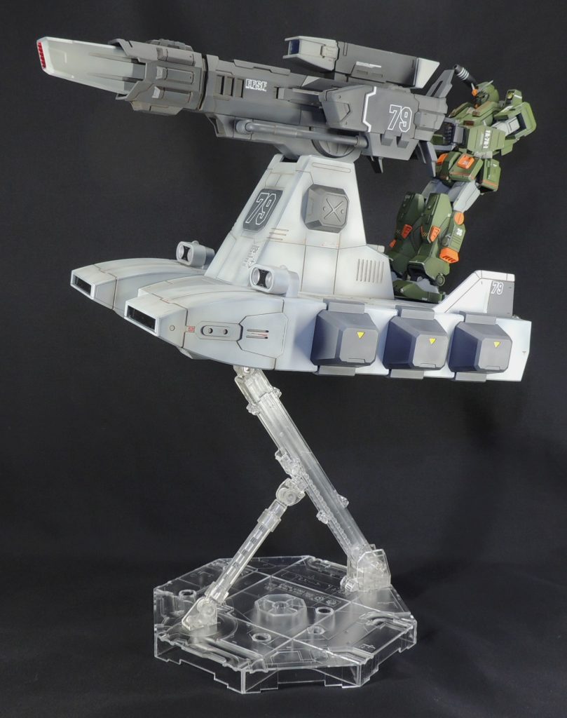 キットには付属の透明な台座が付属していますが、底面の四角い穴がバンダイアクションベースの支柱のサイズにジャストフィットしていることが分かり、中空でのディスプレイに挑戦してみました。(重心が高くなり、やや不安定ですが…)。バストライナーは、МSを載せた遊びが楽しめる、プレイバリューの高いキットだと思います!