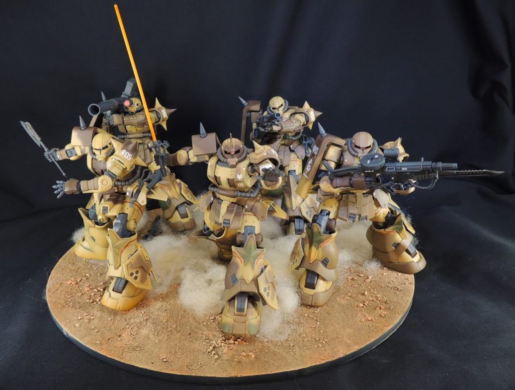 安彦良和先生のイラストをイメージソースとして、直径30㎝の円形ジオラマにディスプレイしてみました。砂煙を巻き上げながら部隊で突進するさまを、綿を使用して再現しています。2022年6月に映画が公開されてから1年以上経ち、ようやく念願のサザンクロス隊を集結させることができました。感無量!