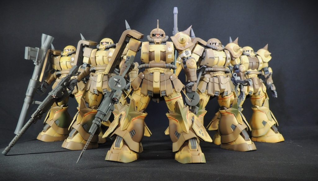 われら、サザンクロス隊!といった台詞が出てきそうな感じで、集結させてみました。全機とも、モノアイは2.5㎜のSPプレート+Hアイズ、ランドセルに金属製ノズル、武装の照準器(スコープ)に金属部品+Hアイズを使用しています。迷彩パターンの塗料はMr.COLORのサンディ・ブラウン、ウッド・ブラウン、レッド・ブラウン、カーキ・グリーンで、5体とも同じ瓶の塗料(※調色済)を用いることで色味を統一しています。