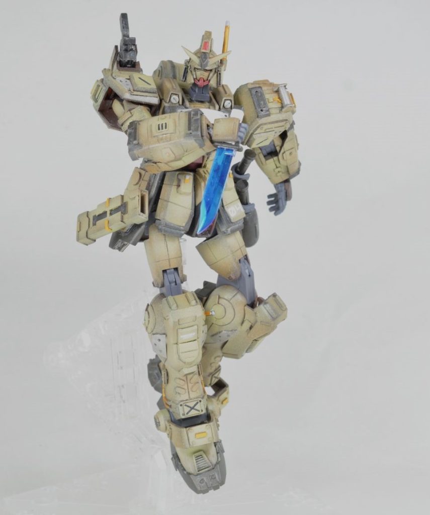 近接戦の武器としてコールドナイフを装備。MSGのナイフセットを使用しました。下地のメッキをそのまま残しています。また柄が持ち手に合わなかったので、マスキングテープを巻き太らせています。ナイフケースはプラ板で自作しました。