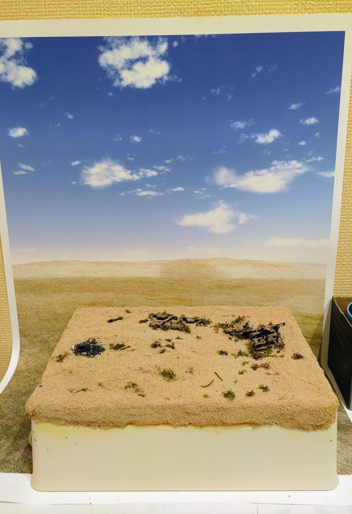 先ずベースについてですが、１００均とホムセンで材料は揃えました。（背景はamazonで）紙粘土にバラストを撒いて、瓦礫を少し加えています。アクションベースの土台を、埋め込んでいます。撮影をしていて背景の恩恵が大きいと感じたので、負けないようにこれからも手を加えていきたいと思います。シンプルなので、色んな機体の撮影ベースとしても活躍を期待しています😊　