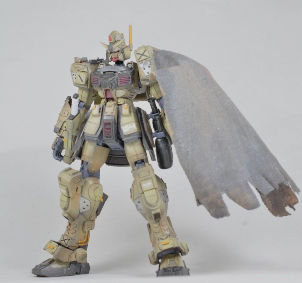 全身です。サンドロックをベースに肩をGMⅢビームマスターの物に、足首をGM/GMの物に変えて、全身をプラ板やジャンクパーツで装飾しています。