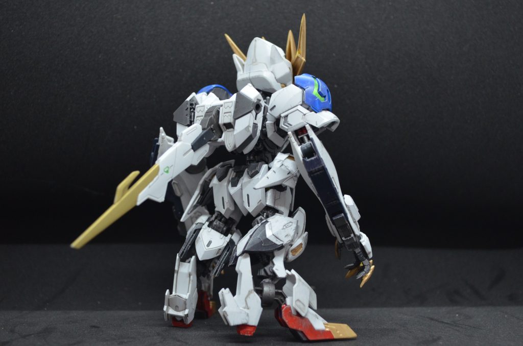 バックパックはSDCSを芯に、背中側にMGSDのパーツを切って接着。左右ブロックも活用しています。