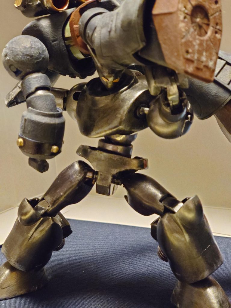 やっぱりこのポージングは欠かせないと思い、無理をさせて乗せてみました。