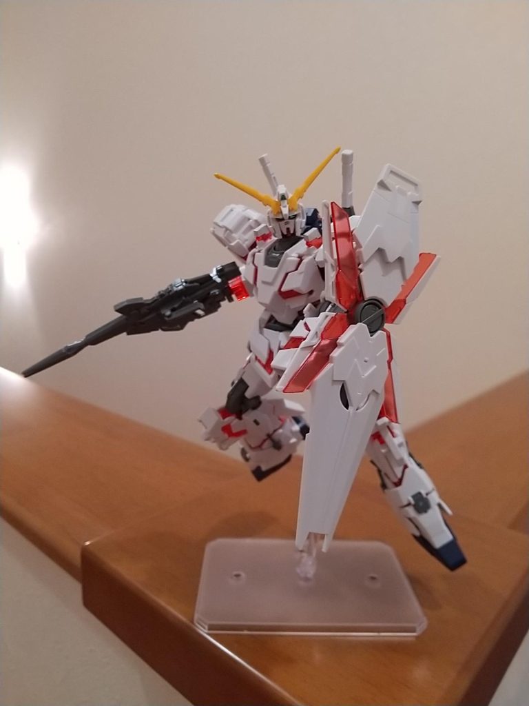 久々に組んでみたのですが、画像を見て頂ければ分かる通りキットの両手首の根元がうまく合わず右手はサイドパーツを外してフレーム剝き出しの状態で武器を持たせてます。